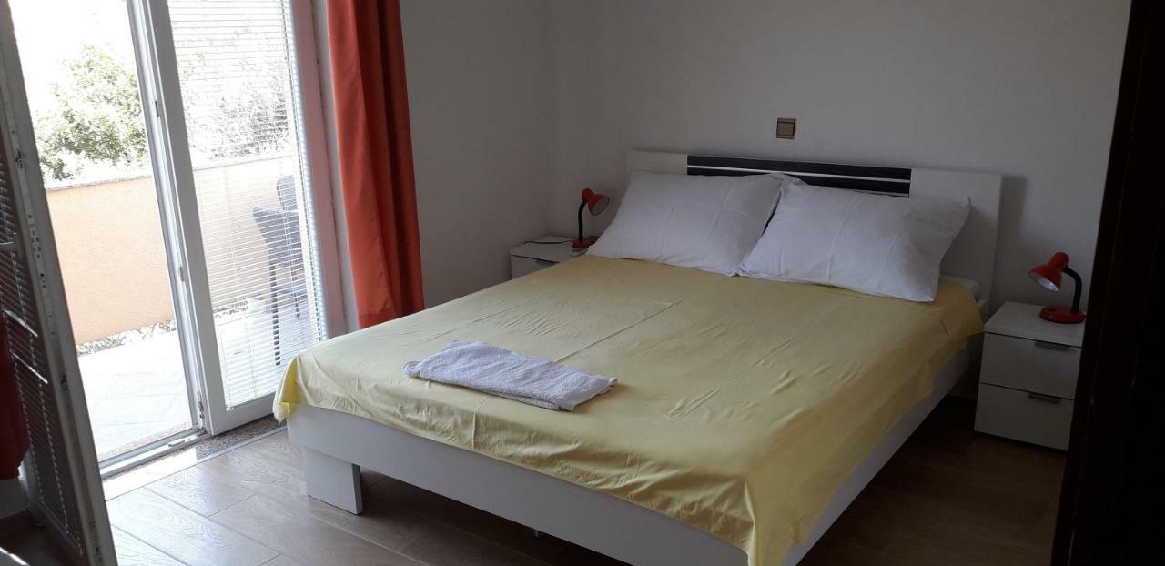 Apartments And Rooms Nediljko ビビニェ エクステリア 写真